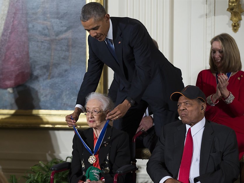 Pour sa carrière exemplaire, Katherine Johnson reçoit de nombreuses distinctions, dont la médaille présidentielle de la Liberté en novembre 2015, la plus haute décoration civile des États-Unis. 