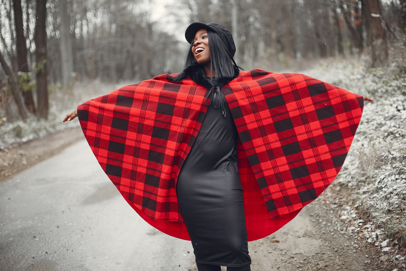 Poncho plaid : pourquoi cet indispensable séduit toutes les générations ?