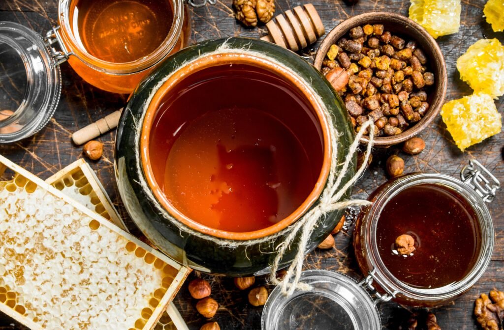 La propolis est fabriquée par les abeilles à partir de cire et d’une résine végétale présente au sein de certains végétaux.