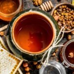 La propolis est fabriquée par les abeilles à partir de cire et d’une résine végétale présente au sein de certains végétaux.
